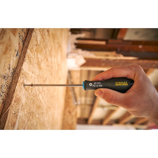 STANLEY® FATMAX® Pozidriv PZ1 x 100mm Screwdriver Application Action Shot Hand/Person