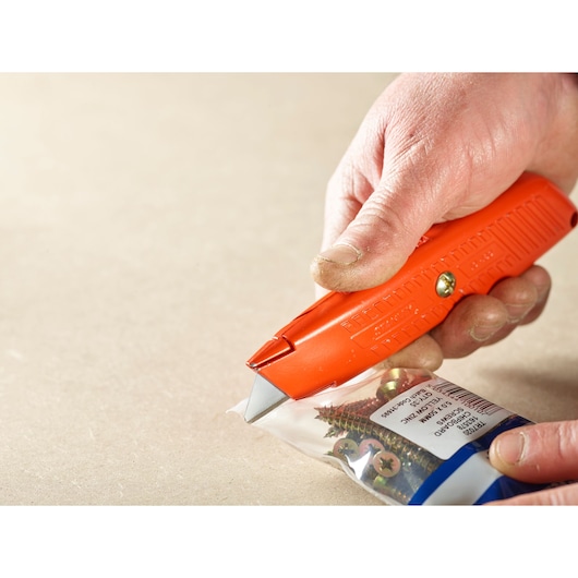 Cutter de sécurité STANLEY® auto-rétractable