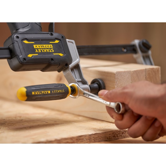 STANLEY® FATMAX® Hybrid Trigger Clamp, 600mm close up of hand turning a wrench attached to bolster to tighten hold