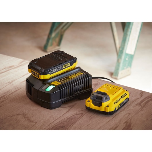 Starter kit chargeur 2A + 2 batteries 2 Ah - Compatible avec tous les outils de la Gamme STANLEY FATMAX V20 - Robuste et Ergonomique avec Technologie Améliorée - Gamme V20 - STANLEY FATMAX, SFMCB12D2-QW