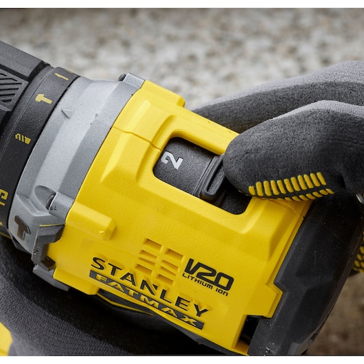 Perceuse Visseuse à percussion BRUSHLESS 60Nm - 18V - 15 réglages de couple, Mandrin 1 main 13mm, 0-600 / 1900 trs/min, 0-32300 cps/min - Gamme V20 - STANLEY FATMAX, SFMCD715M2K-QW