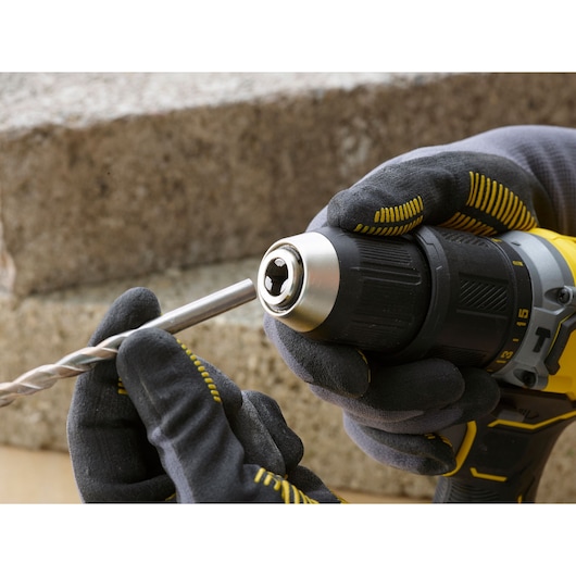 Perceuse Visseuse à percussion BRUSHLESS 60Nm - 18V - 15 réglages de couple, Mandrin 1 main 13mm, 0-600 / 1900 trs/min, 0-32300 cps/min - Gamme V20 - STANLEY FATMAX, SFMCD715M2K-QW