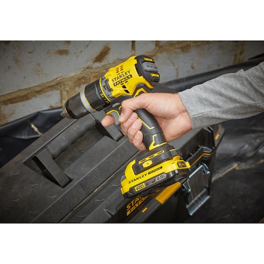 Perceuse Visseuse à percussion BRUSHLESS 80Nm - 18V - 15 réglages de couple, Mandrin 1 main 13mm, 0-600 / 2100 trs/min, 0-10200 / 35700 cps/min - Gamme V20 - STANLEY FATMAX, SFMCD721D2K-QW