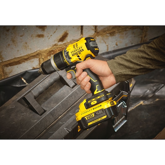 Perceuse Visseuse à percussion BRUSHLESS 80Nm - 18V - 15 réglages de couple, Mandrin 1 main 13mm, 0-600 / 2100 trs/min, 0-10200 / 35700 cps/min - Gamme V20 - STANLEY FATMAX, SFMCD721M2K-QW