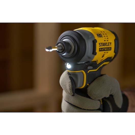 Visseuse à impacts BRUSHLESS 170 Nm - 18V - 2800 trs/min, 3500 cps/min, Porte-outils Hexagonal 6,35 mm, Changement rapide et facile de l'embout, LED - Gamme V20 - STANLEY FATMAX, SFMCF810B-XJ