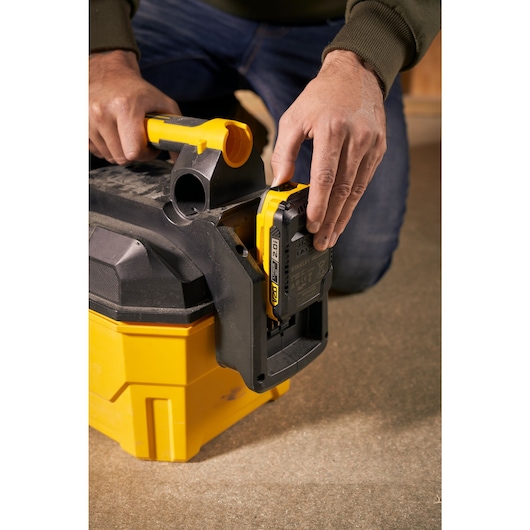 18V STANLEY® FATMAX® V20 7.5 litre wet and dry vac