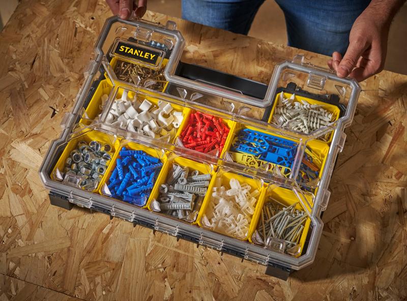 STANLEY 1-97-517 organiseur avec couvercle transparent, compartiments jaunes, chevilles et accessoires variés.