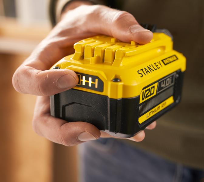 Photo de la batterie lithium ion STANLEY SFMCB204 V20 4,0Ah tenue en main, vue rapprochée.