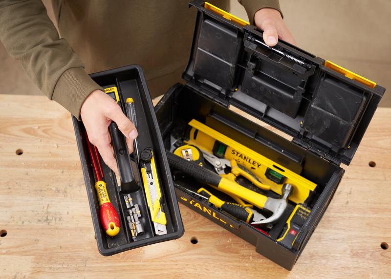 Photographie de la STANLEY 1-79-216 boîte à outils avec couvercle ouvert et outils à main à l'intérieur.