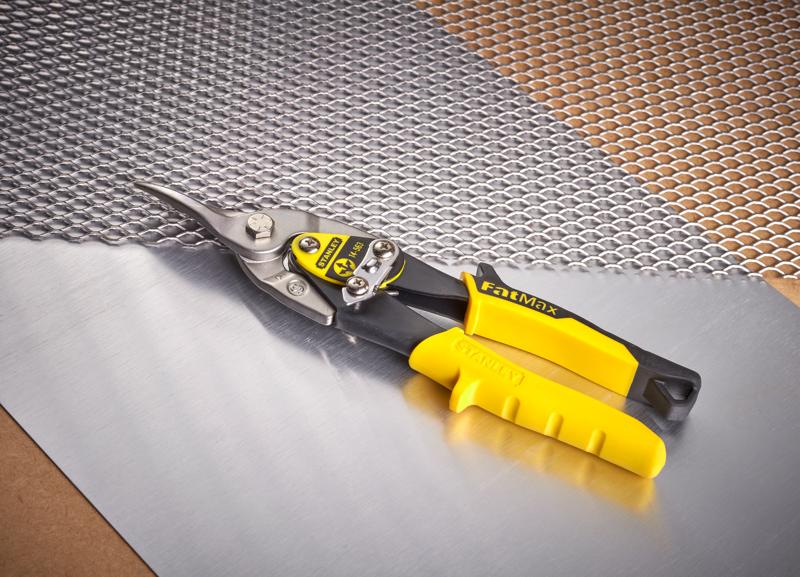STANLEY 2-14-563 cisaille aviation à poignée jaune sur grille et tôle métallique, vue en angle.