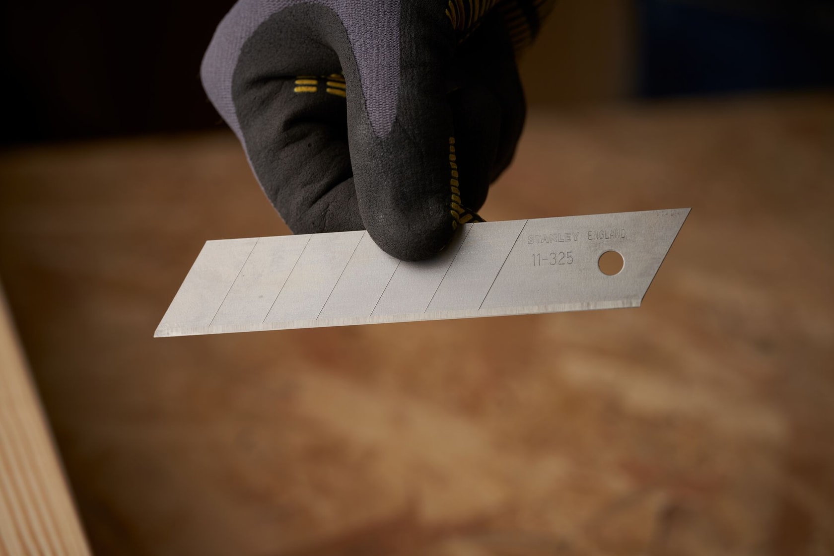 STANLEY® 25 mm Snap-off blade x10 with Dispenser