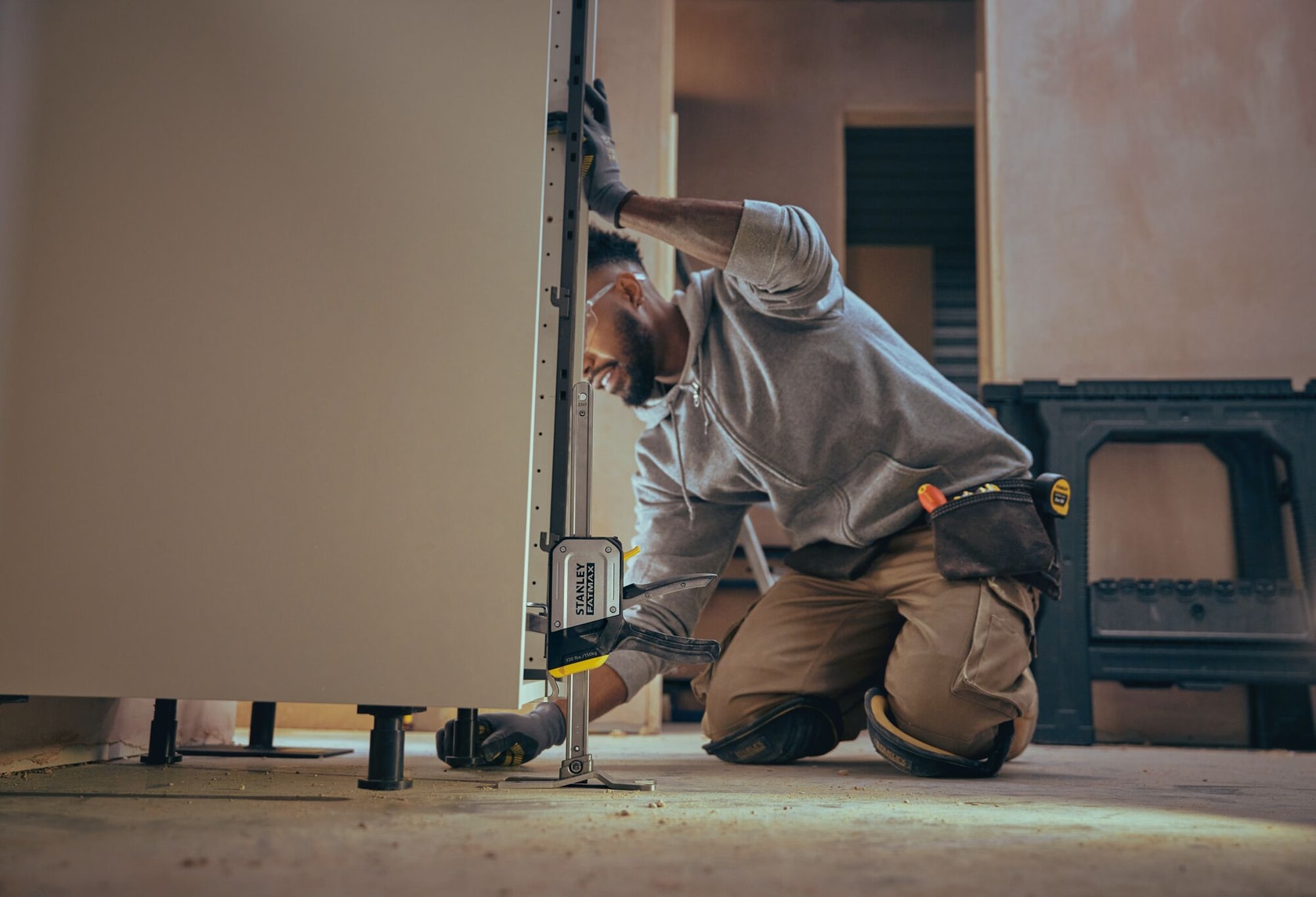 STANLEY® FATMAX® TradeLift™ 150 kg Lifting Tool in use